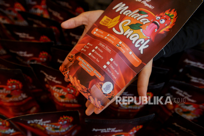Pedagang menunjukan produk makanan bersertifikasi halal pada saat mengikuti acara Halal Fair. (ilustrasi)
