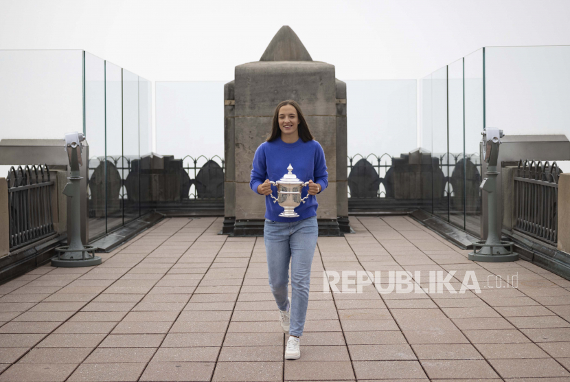 Juara tenis tunggal putri AS Terbuka 2022 Iga Swiatek berpose di Top of the Rock, di Rockefeller Center New York, Senin, September 2022.
