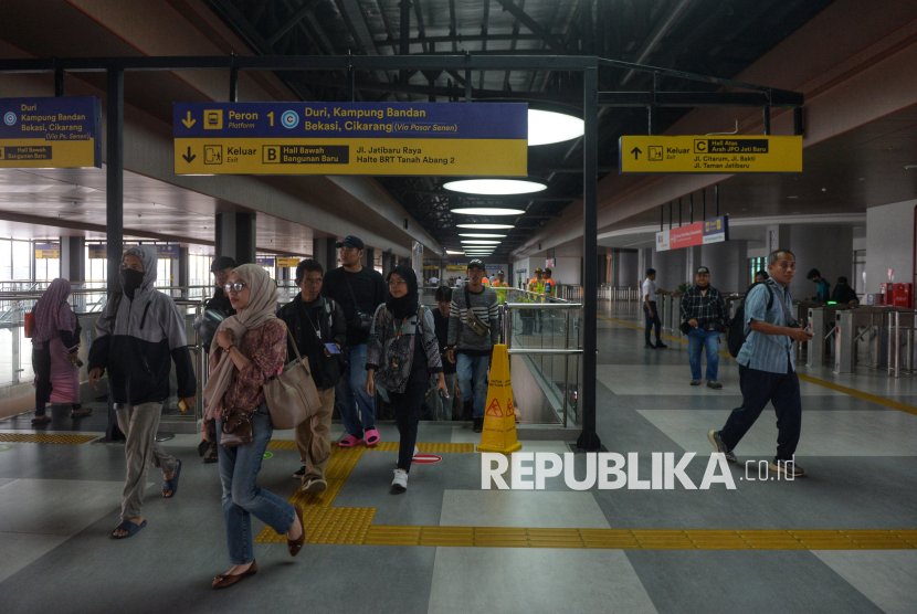 Derap Langkah Penumpang KRL di Stasiun Tanah Abang
