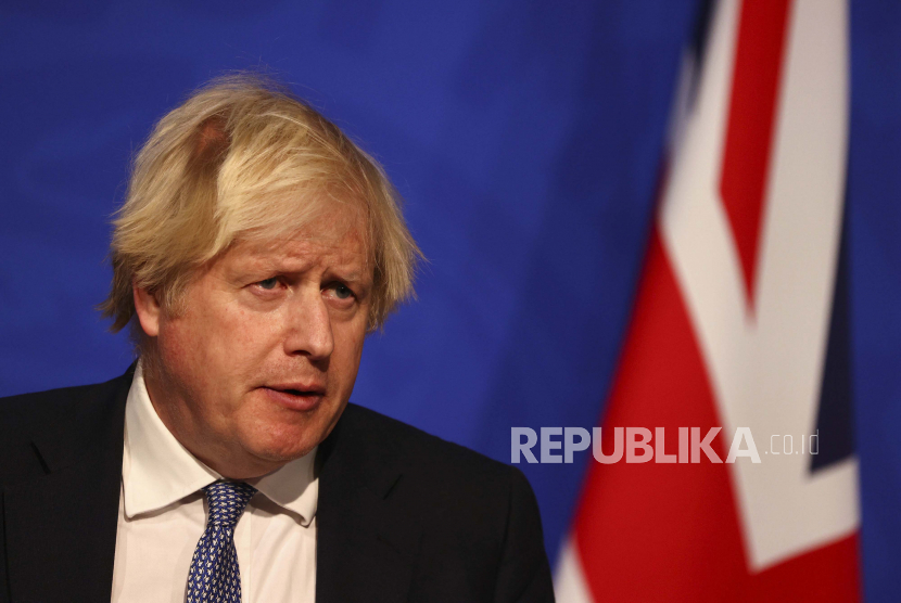  Perdana Menteri Inggris Boris Johnson berbicara pada konferensi pers di Downing Street London, Rabu 8 Desember 2021, setelah para menteri bertemu untuk mempertimbangkan penerapan pembatasan baru sebagai tanggapan atas meningkatnya kasus dan penyebaran varian omicron.