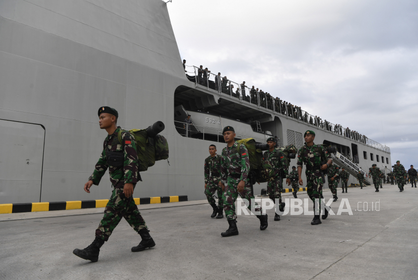 Prajurit TNI berbaris usai turun dari KRI Banjarmasin-592 di Pelabuhan Multipurpose, Labuan Bajo, Manggarai Barat, NTT, Jumat (5/5/2023). Sebanyak 924 prajurit TNI tiba di Labuan Bajo menggunakan KRI Banjamasin guna mengamankan pelaksanaan KTT ASEAN ke-42. 
