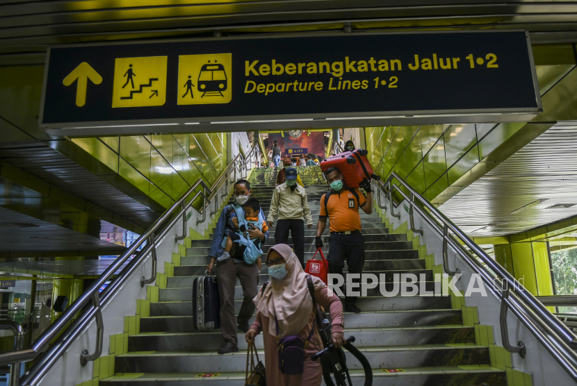 Penumpang kereta  tiba di Stasiun Gambir, Jakarta