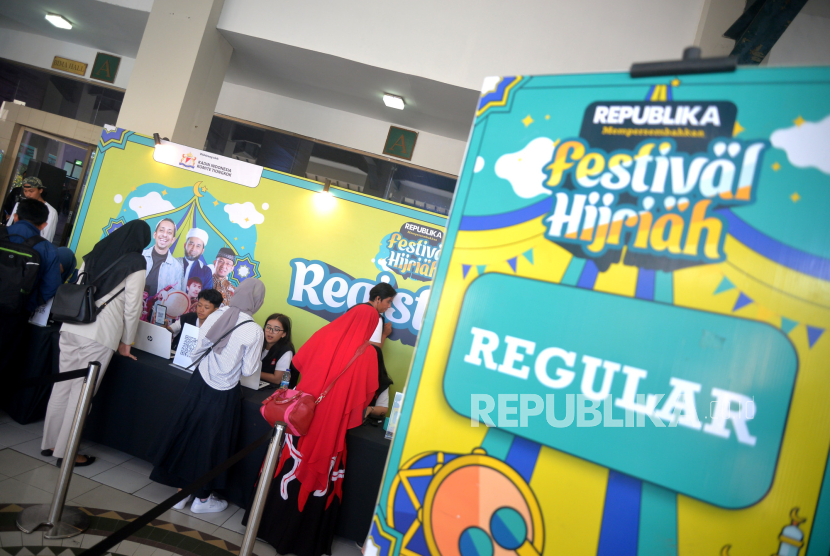 Pengunjung menukar tiket untuk masuk ke Republika Festival Hijriah 2023. 
