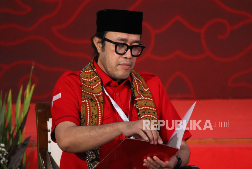 Ketua DPD PDIP Ono Surono hadir di KPU Jabar untuk mendaftarkan calon gubernur dan wakil bubernur Jabar saat pendaftaran bakal calon gubernur dan wakil gubernur Jabar, di KPU Jabar, Jalan Garut, Kota Bandung, Kamis (29/8/2024). Di detik terakhir perdaftaran, PDIP mengusung Jeje Wiradinata sebagai calon Gubernur Jabar dan Ronal Surapraja sebagai wakilnya di Pilgub Jabar.