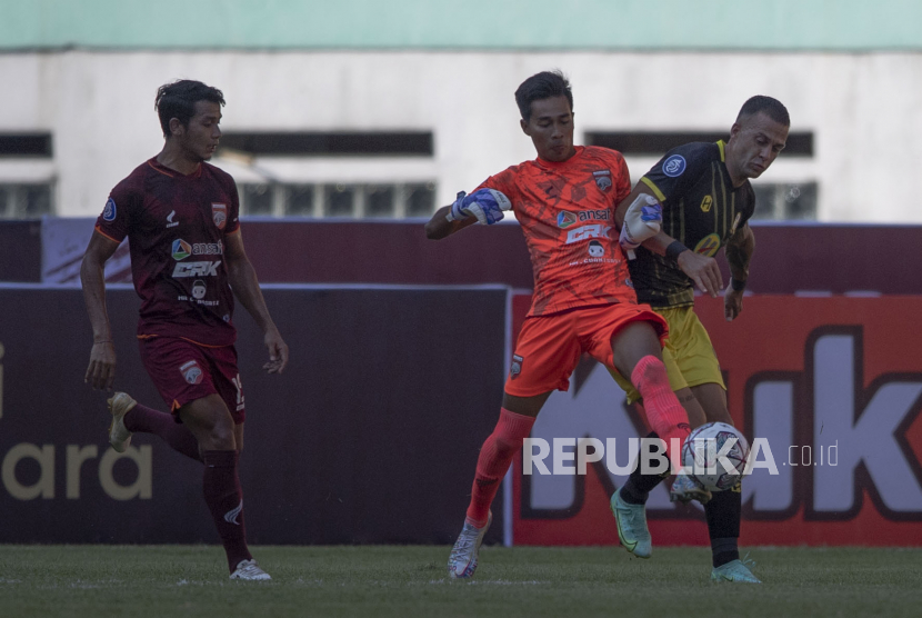 Kiper Borneo FC Angga Saputro (tengah) 