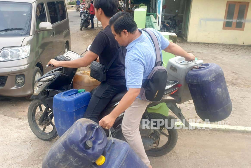 Polres Indramayu berhasil membongkar dugaan penyalahgunaan BBM bersubsidi yang dilakukan oleh tiga pria di Kecamatan Terisi, Kabupaten Indramayu. 
