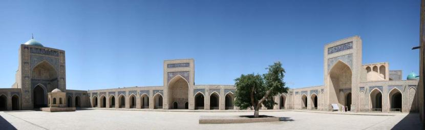 Area lapang di dalam kompleks Masjid Kalan. Tempat ibadah ini berdiri sejak awal abad kedelapan Masehi.