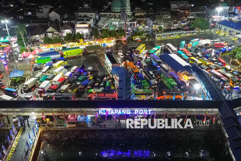 Sejumlah kendaraan antre memasuki kapal di Pelabuhan Ketapang, Banyuwangi, Jawa Timur, Senin (16/3/2026). Pelabuhan Ketapang menerapkan skema Tiba, Bongkar, Berangkat (TBB) untuk mempercepat aliran keluar masuk kendaraan menuju kapal sekaligus mempercepat proses penguraian kepadatan yang terjadi saat arus mudik menjelang Hari Raya Idul Fitri di Pelabuhan Gilimanuk, Bali. 