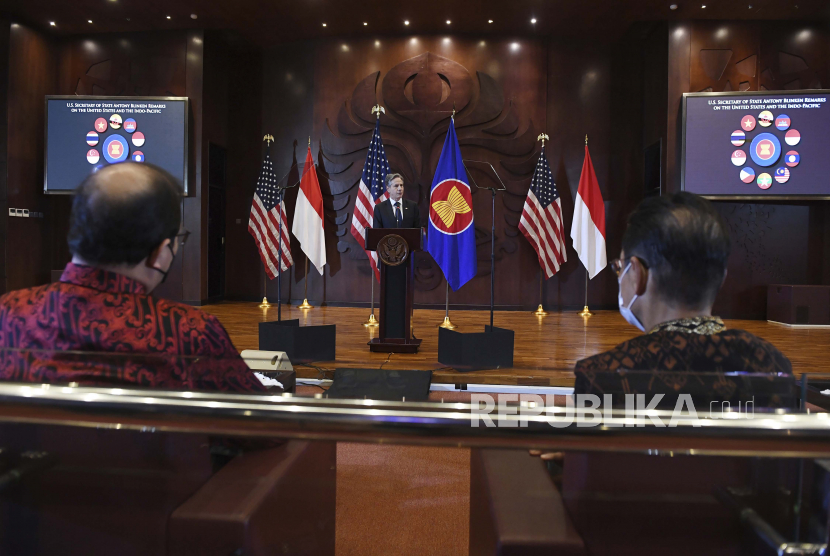 Menteri Luar Negeri AS Antony Blinken menyampaikan sambutan tentang strategi Indo-Pasifik pemerintahan Biden di Universitas Indonesia di Jakarta Selasa, 14 Desember 2021.