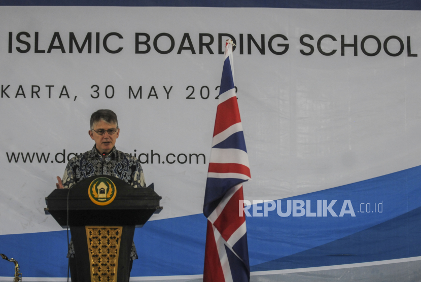 Duta Besar Inggris dan Timor Leste untuk Indonesia Owen Jenkins mengatakan Inggris memberi kesempatan kepada warga negara Indonesia (WNI) yang pernah menempuh pendidikan di 50 universitas top dunia dalam lima tahun terakhir untuk mencari pekerjaan dan tinggal di Inggris dengan membawa keluarga. 