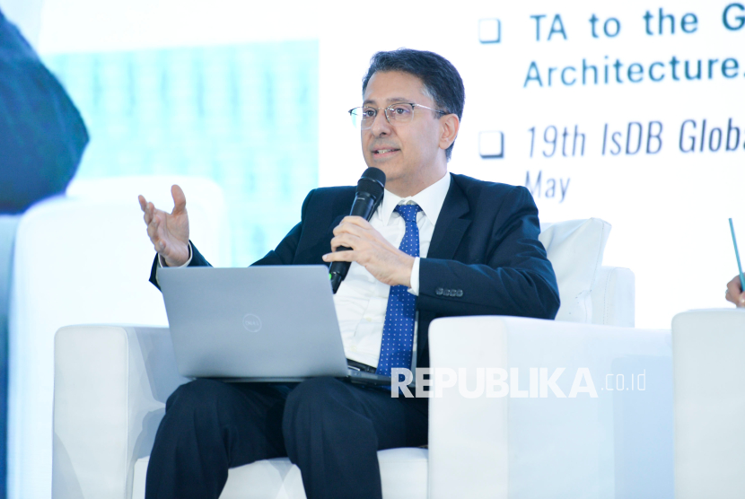 Country Economist IsDB Regional Hub Indonesia Ali Mansour Fallahi saat memaparkan materi dalam acara Islamic Finance Dialogue di Jakarta, Senin (26/5/2025).