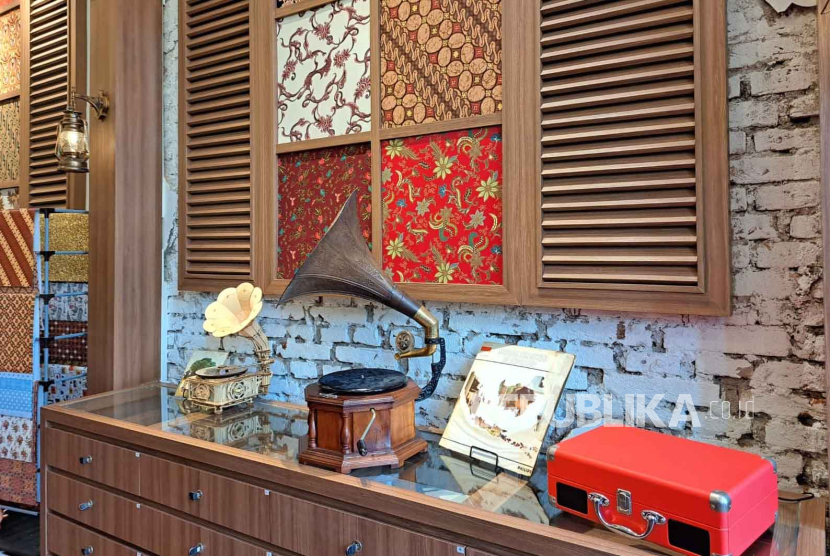 Museum mini di lantai dua gerai jamu Acaraki Terrace Kota Tua, Jakarta, menghadirkan berbagai warisan budaya Indonesia. 