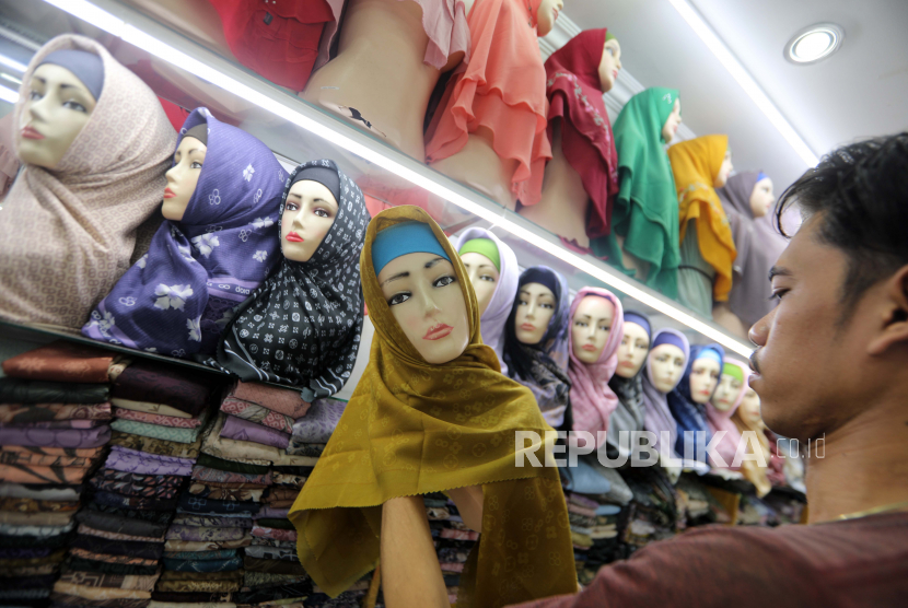  Pakaian muslim dipajang di pasar tradisional di pasar Aceh, Banda Aceh, 25 April 2022. Transaksi jual beli tekstil khususnya pakaian muslim meningkat sangat pesat tahun ini menyusul kondisi pandemi Covid-19 yang landai dan persiapan masyarakat menjelang Ramadhan dan Idul Fitri. Berdasarkan data State of Global Islamic Economy Report 2020/2021, tren belanja busana muslim di Indonesia diprediksi akan meningkat pesat hingga tahun 2024 mencapai 4,5 triliun rupiah.