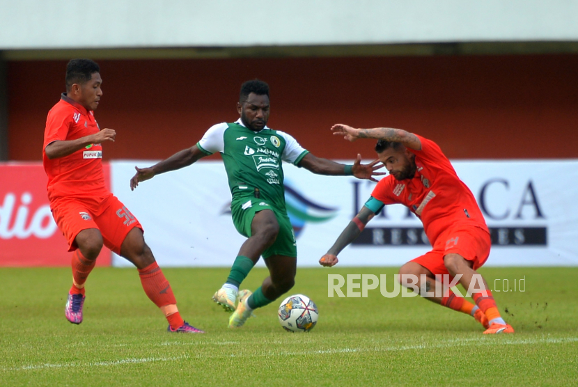 Penyerang PSS Sleman, Ricky Cawor mencoba melewati dua bek Borneo FC saat pertandingan uji coba pra musim antara PSS Sleman dengan Borneo FC di Stadion Maguwoharjo, Sleman, Yogyakarta, Ahad (11/6/2023). Pada pertandingan ini Laskar Pesut Etam (Borneo FC) mengalahkan tuan rumah Laskar Elang Jawa (PSS Sleman) dengan skor 1-0. Gol semata wayang Borneo FC dicetak oleh Leo Lelis.