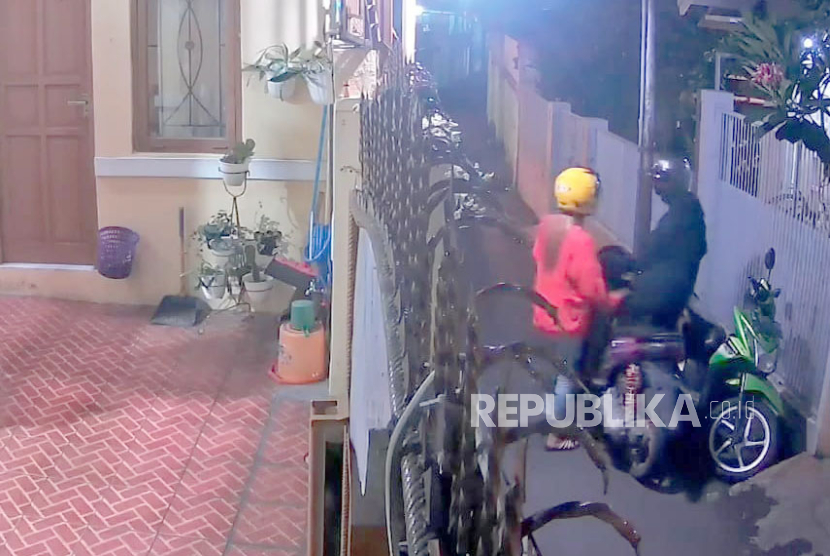Tangkapan layar video menunjukkan sejoli yang diduga mencuri sepeda motor di Jalan Gagak, Kota Bandung. 