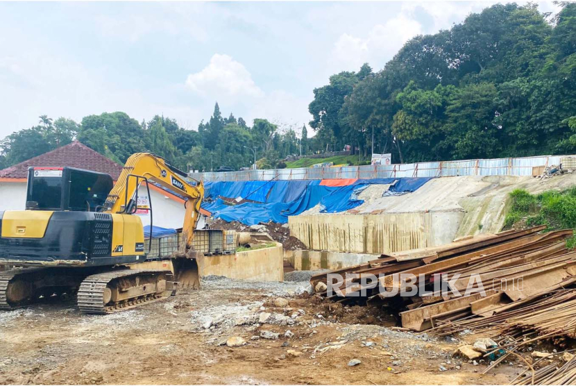 Tebing di lokasi pembangunan underpass Batutulis, Kecamatan Bogor Selatan, Kota Bogor longsor pada Kamis (16/11/2023). Saat ini, perbaikan akan dilakukan hingga dua pekan mendatang. 