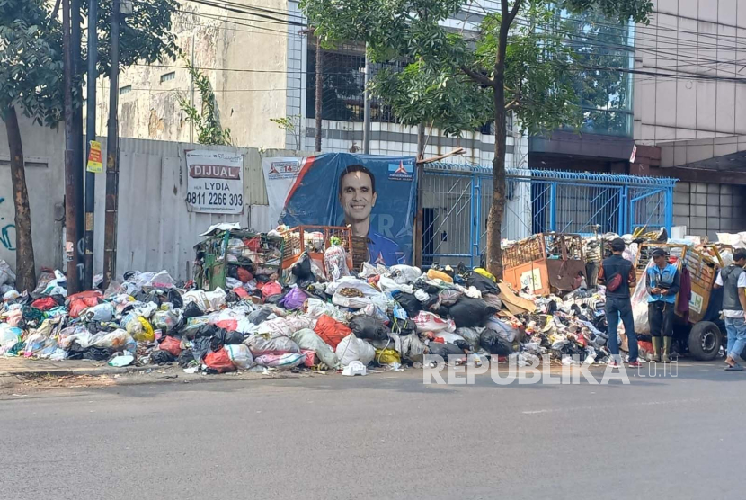 Antrean sampah di TPS Pagarsih, Kota Bandung masih mengular. Pemkot Bandung membentuk Satgas Penanganan Sampah seiring penutupan TPA Sarimukti.
