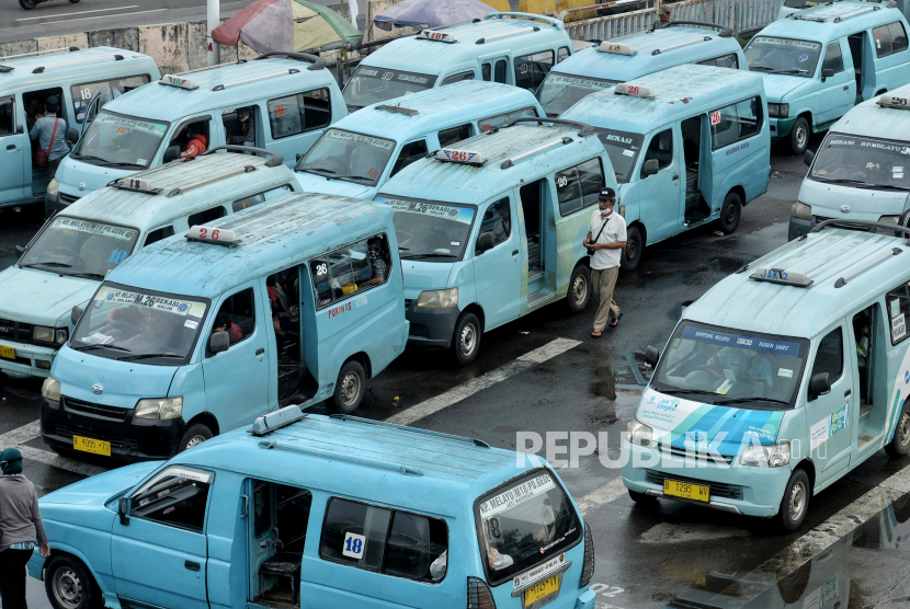 Angkutan umum berkapasitas 100 persen di Jakarta diterapkan dengan prokes ketat.
