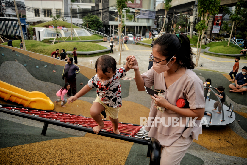 Anak-anak bermain di Taman Sambas Asri, Panglima Polim, Jakarta Selatan, Selasa (28/6/2022). Metode kepompong dapat membantu menjaga anak agar tidak tertular Covid-19.