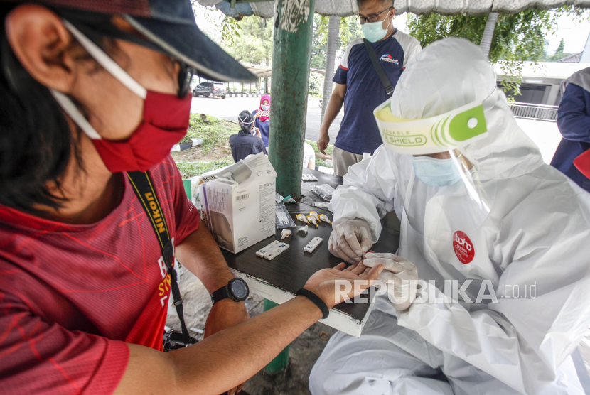 Petugas medis mengambil sampel darah saat rapid test di Gedung DPRD Kabupaten Bogor, Cibinong, Kabupaten Bogor (ilustrasi) 