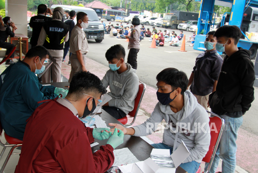Petugas mengambil sample darah sejumlah pelajar saat tes diagnostik cepat (rapid test) COVID-19  di Mapolres Tangerang, Tangerang, Banten, Selasa (13/10/2020). Petugas mengamankan ratusan pelajar yang akan mengikuti aksi di Istana Merdeka Jakarta. 
