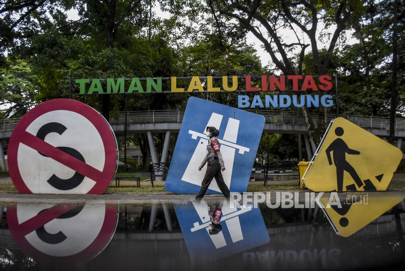 Petugas keamanan berpatroli di area Taman Lalu Lintas yang masih ditutup di Jalan Belitung, Kota Bandung, Selasa (31/8). Sejumlah taman dan tempat wisata di Kota Bandung masih ditutup untuk umum hingga batas waktu yang belum ditentukan, meski status Pemberlakuan Pembatasan Kegiatan Masyarakat (PPKM) di Kota Bandung telah turun di Level 3. Foto: Republika/Abdan Syakura