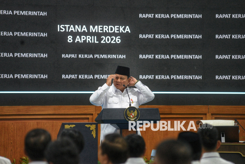 Presiden Prabowo Subianto memberikan taklimat saat rapat kerja pemerintah bersama anggota Kabinet Merah Putih, pejabat eselon I kementerian/lembaga, serta direktur utama BUMN di Istana Merdeka, Jakarta, Rabu (8/4/2026). Rapat kerja yang dihadiri oleh lebih kurang 800 pejabat yang terdiri atas menteri, wakil menteri sampai dengan pejabat eselon I kementerian/lembaga dan direksi BUMN tersebut bertujuan memperkuat koordinasi, menyatukan arah kebijakan, serta meningkatkan sinergi seluruh unsur pemerintahan dalam menghadapi tantangan nasional dan global. Selain itu dalam kesempatan tersebut juga menyampaikan arahan strategis setelah satu setengah tahun pemerintahan berjalan.