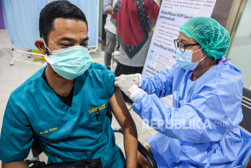 Seorang petugas kesehatan menerima satu dosis vaksin COVID-19 Sinovac di Medan, Sumatera Utara, 27 Januari 2021. 