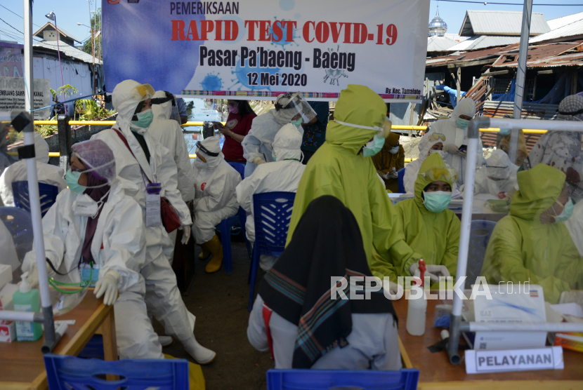 Petugas kesehatan di salah satu pasar tradisional di Makassar, Sulawesi Selatan. Sebanyak 15 ribu pedagang di pasar tradisional di Kota Makassar bakal disuntik vaksin COVID-19 untuk menekan terjadinya penularan atau munculnya klaster baru.