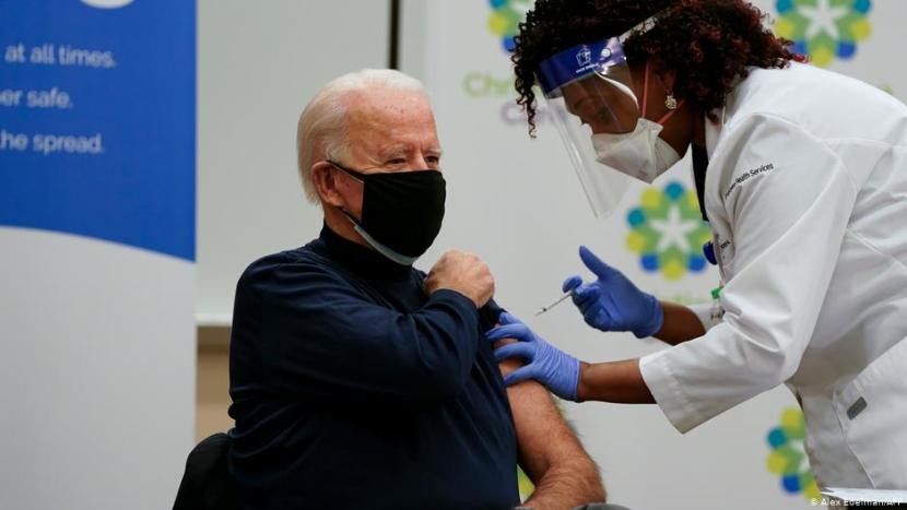 Joe Biden Disuntik Vaksin Saat COVID-19 AS Lampaui 18 Juta