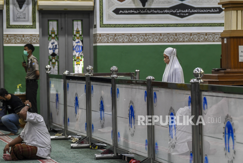Umat Islam bersiap melaksanakan Shalat Tarawih pertama di Masjid Agung Al-Azhar, Jakarta, Jumat (1/4/2022) malam. Pengurus Masjid Agung Al-Azhar menggelar shalat Tarawih perdana pada Jumat (1/4) malam, dan menetapkan 1 Ramadhan 1443 H pada Sabtu (2/4). Sementara itu pemerintah telah menetapkan 1 Ramadan 1443 H jatuh pada Minggu (3/4). 