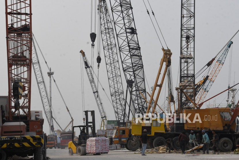 Pekerja melakukan aktivitas bongkar muat di Pelabuhan Sunda Kelapa, Jakarta, Jumat (3/9/2021). (Ilustrasi)