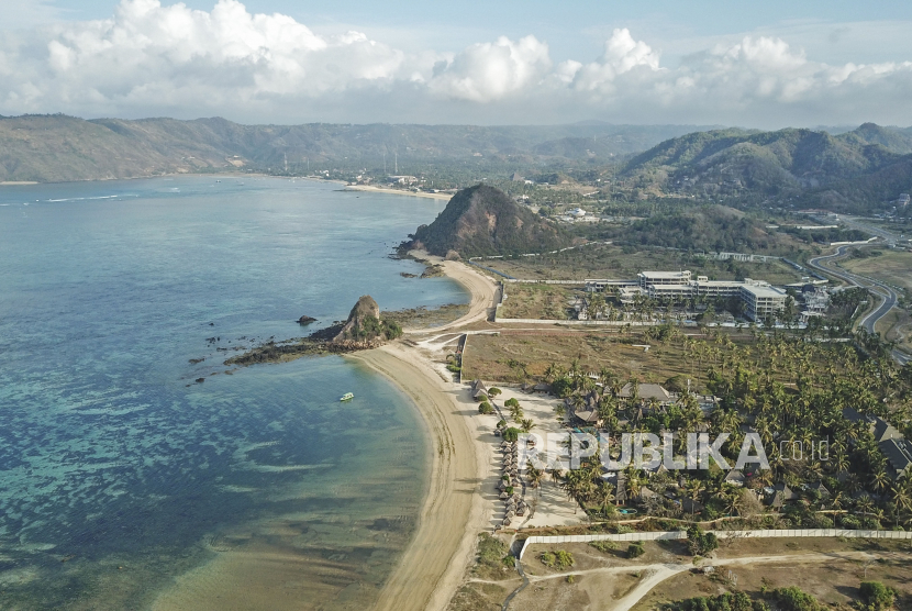 Foto udara destinasi wisata pantai Seger di Kawasan Ekonomi Khusus Mandalika di Kuta, Kecamatan Pujut, Praya, Lombok Tengah, NTB.