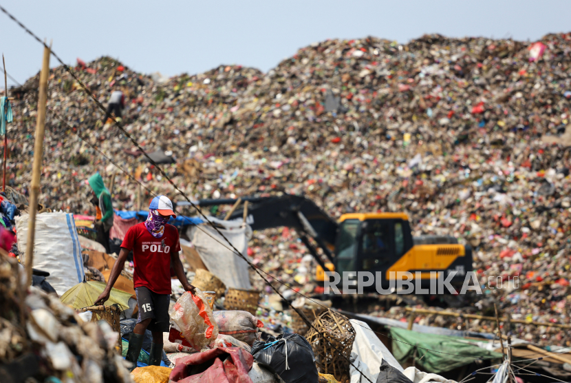 Pemulung memilah sampah di Tempat Pembuangan Akhir (TPA) Rawa Kucing, Kota Tangerang, Banten, Selasa (21/7/2020). TPA seluas 34,8 hektar tersebut kini sudah digunakan 20,3 hektar dan diprediksi akan mampu menampung sampah di Kota Tangerang hingga tiga sampai empat tahun mendatang. 