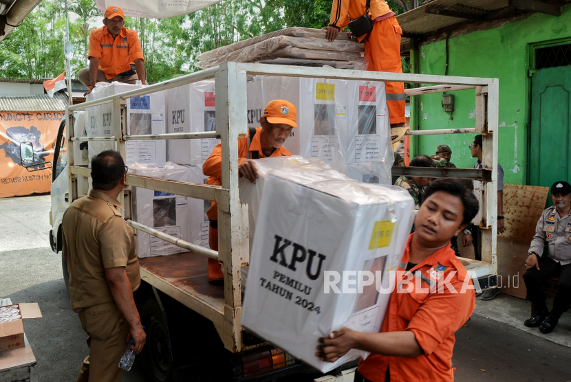 Petugas PPSU membantu petugas KPPS mendistribusikan kotak suara ke tempat pemungutan suara (TPS) di kawasan Cipinang, Jakarta Timur, Selasa (13/2/2024). KPU Jakarta Timur memastikan distribusi logistik Pemilu 2024 ke seluruh TPS di Jakarta Timur akan selesai pada hari ini atau H-1 pemungutan suara pada besok 14 Februari 2024. Sementara jumlah TPS di Jakarta Timur sebanyak 8.812 TPS, termasuk yang ada di panti sosial, rumah sakit, lembaga pemasyarakatan maupun rumah tahanan.