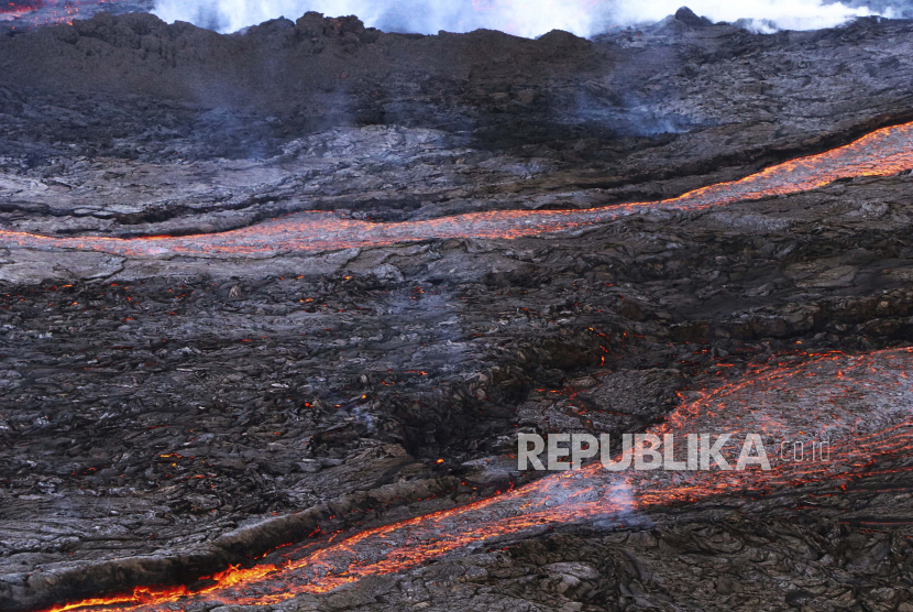  Gambar udara milik Departemen Pertanahan dan Sumber Daya Alam Hawaii ini menunjukkan aliran lahar di Mauna Loa, gunung berapi aktif terbesar di dunia, pada Rabu, 30 November 2022, dekat Hilo, Hawaii.