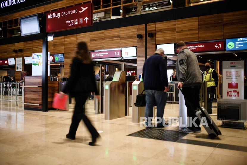  Penumpang memasuki pemeriksaan keamanan di Bandara BER Berlin Brandenburg di Schoenefeld, Jerman, 01 November 2020.  Pemerintah Jerman tengah mempersiapkan larangan masuk bagi pengunjung dari Inggris, Portugal, Brasil, dan Afrika Selatan.