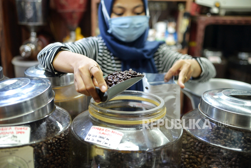 Pekerja menyortir biji kopi di salah satu gerai penjual kopi di Pasar Santa, Jakarta, Rabu (3/3). Survei Konsumen Bank Indonesia (BI) pada Februari 2021 mengindikasikan keyakinan konsumen terhadap kondisi ekonomi membaik. 