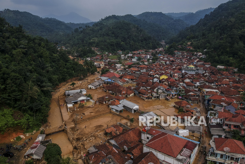 Suasana pemukiman warga yang terdampak banjir bandang di Desa Purasari, Leuwiliang, Kabupaten Bogor, Jawa Barat, Kamis (23/6/2022). Banjir bandang yang disebabkan oleh tingginya intensitas hujan yang membuat Sungai Cisarua meluap pada Rabu (22/6) malam. BPBD Kabupaten Bogor mencatat sebanyak 602 Kepala Keluarga (KK) atau 2.407 jiwa terdampak. Republika/Putra m. Akbar