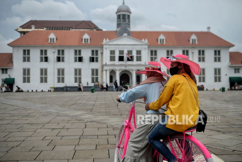 Warga berwisata di area museum Fatahillah Kota Tua, Jakarta. Ada beberapa museum yang bisa dijadikan destinasi liburan saat akhir pekan.