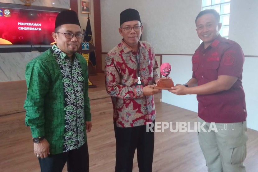 Pendiri STIDKI NU Indramayu, yang juga Ketua PWNU Jawa Barat, KH Juhadi Muhammad (tengah), bersama Kepala Lapas Indramayu Beni Hidayat (kanan). 
