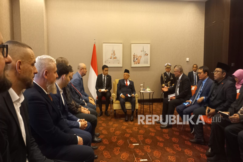 Wakil Presiden KH Maruf Amin saat bertemu dengan Islamic Foundation dan pebisnis halal di Slovakia di Grand River Park Bratislava, Ahad (26/11/2023). 