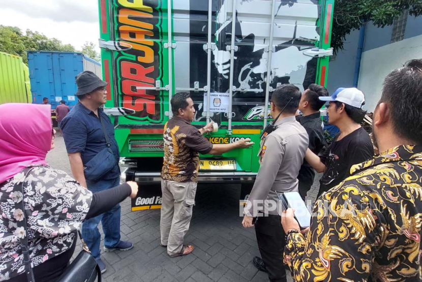 Polres Indramayu melakukan pengawalan terhadap logistik surat suara Pemilu 2024, yang diberangkatkan dari PT Temprina Media Grafika, Kabupatan Nganjuk, Jatim, menuju gudang KPU di Kabupaten Indramayu. 