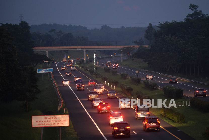 Kendaraan melintas saat diberlakukannya manajemen lalu lintas satu arah di Tol Cipali Km 78 arah Palimanan, Jawa Barat, Selasa (18/4/2023). 