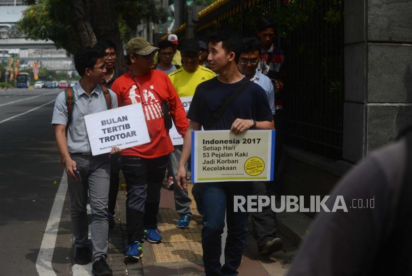 Koalisi Pejalan Kaki melakukan aksi Tamasya Trotoar Kita di Jalan Medan Merdeka Selatan, Jakarta.