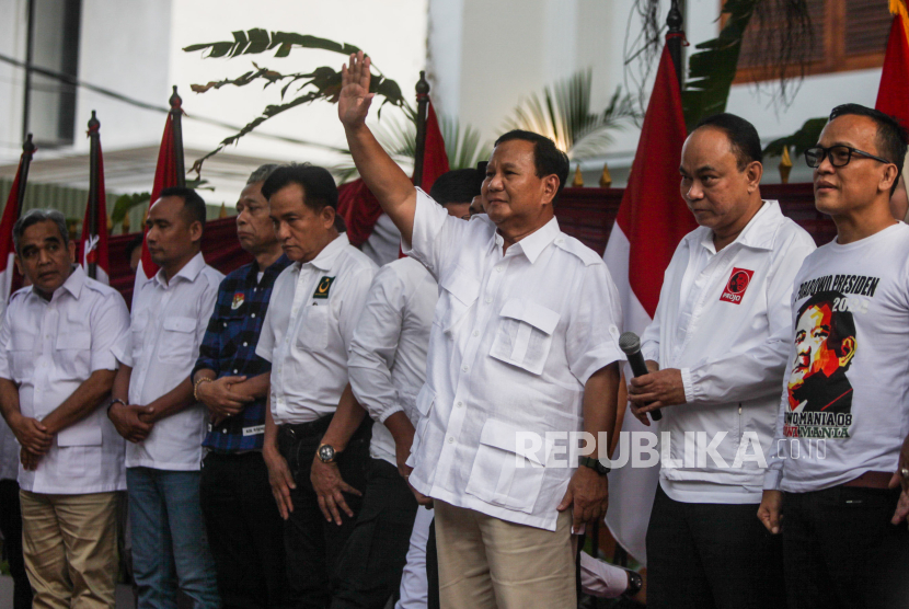 Ketua Umum Partai Gerindra, Prabowo Subianto (ketiga kanan) bersama Ketua DPP Projo Budi Arie Setiadi (kedua kanan) menyalami relawan saat melakukan deklarasi dukungan di Jakarta, Sabtu (14/10/2023). Kelompok relawan Projo mendeklarasikan dukungannya terhadap bakal calon presiden dari Koalisi Indonesia Maju Prabowo Subianto untuk bertarung pada Pemilihan Presiden (Pilpres) 2024.