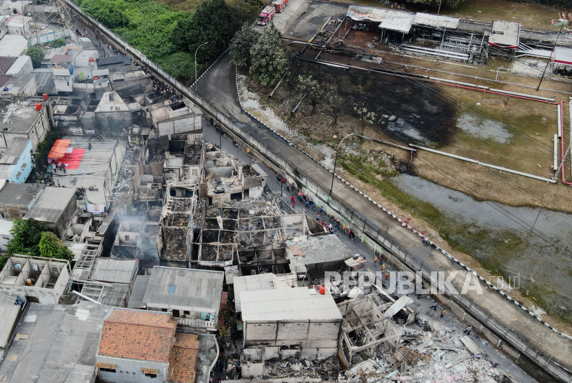 Foto udara suasana Depo Pertamina Plumpang dan rumah warga yang terbakar di Jalan Koramil, Kelurahan Rawa Badak, Kecamatan Koja, Jakarta Utara, Sabtu (4/3/2023). 