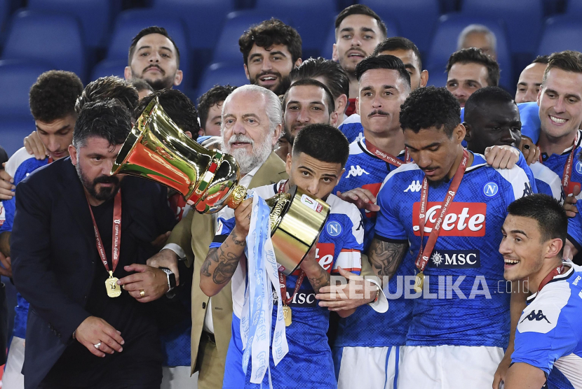 Sejumlah pemain bola Napoli melakukan selebrasi usai memenangkan pertandingan final sepak bola Piala Italia antara Napoli dan Juventus di Stadion Olimpico, Roma, Rabu (17/6). Napoli berhasil menyabet gelar juara Coppa Italia 2019-2020, setelah menumbangkan Juventus melalui drama adu penalty dengan skor akhir 4-2