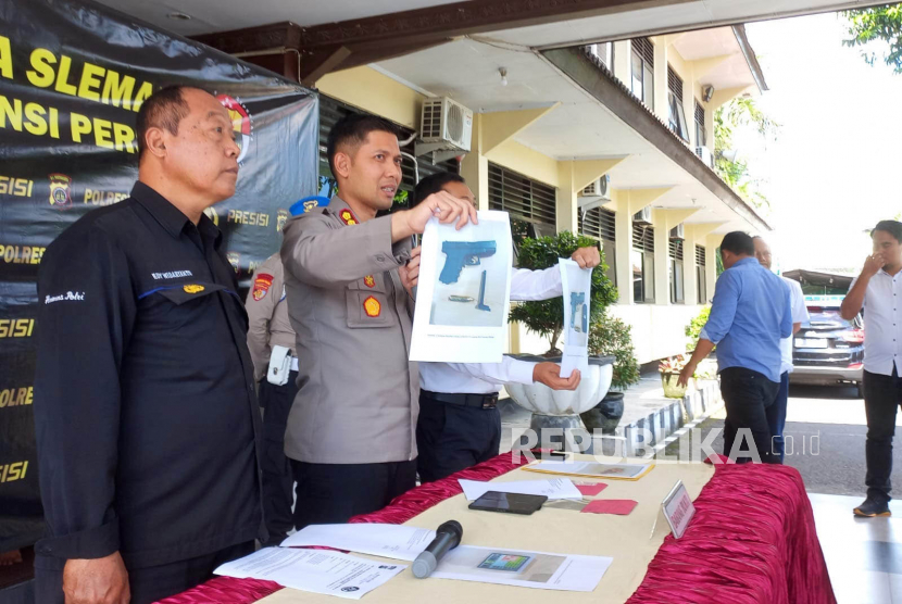 Kapolres Sleman AKBP Yuswanto Ardi menunjukan gambar senjata yang digunakan pelaku penembakan puskesmas Depok I, Maguwoharjo, Senin (15/5/2023). 