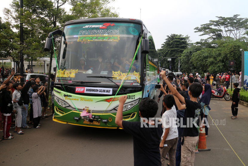 Sejumlah anak mendokumentasikan bus yang membunyikan klakson telolet saat melintas di Tapos, Kota Depok Jawa Barat, Ahad (24/3/2024). 